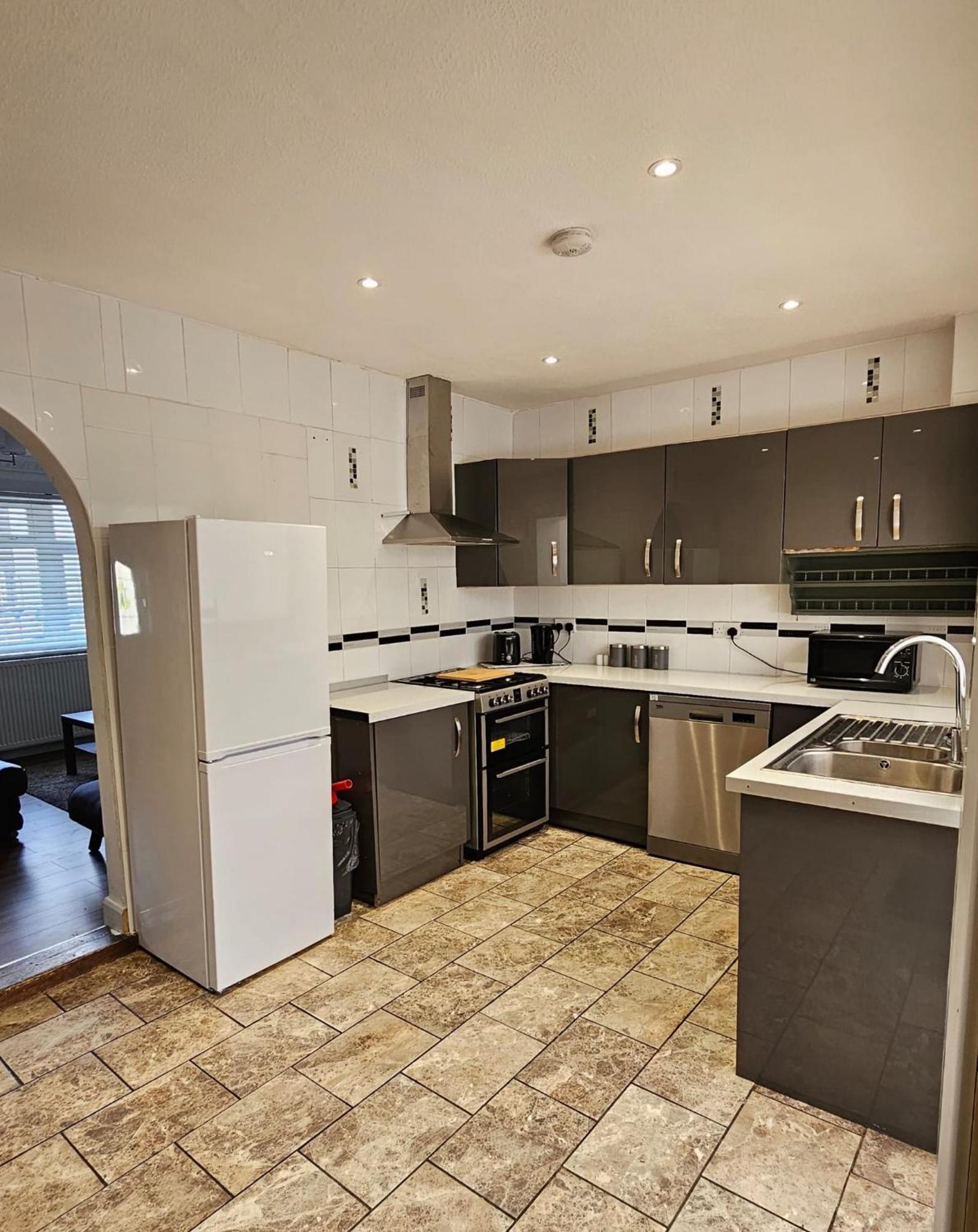 The Crescent, 3 Bed House With 2-3 Parking Spaces, Great For Contractors And Family Greenhithe Exterior photo