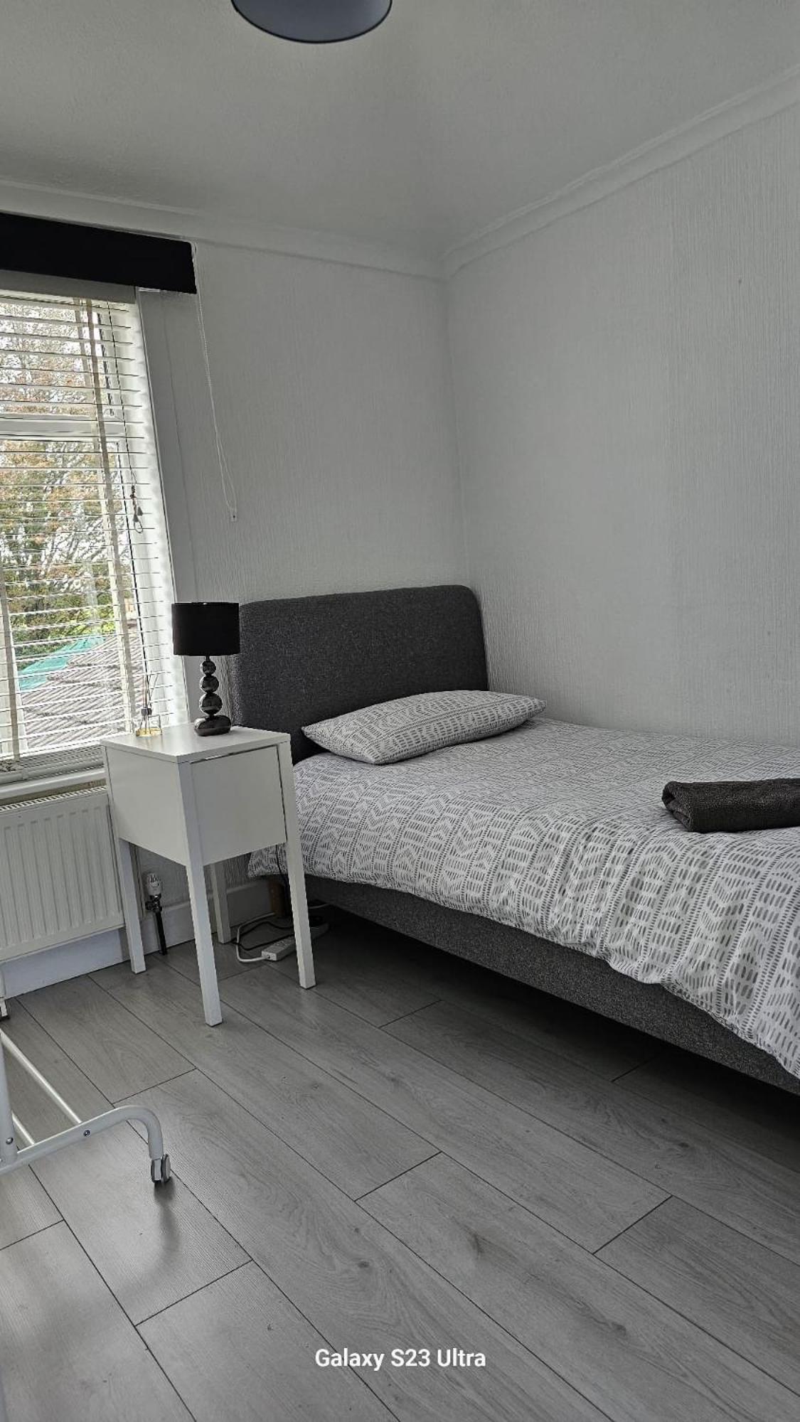 The Crescent, 3 Bed House With 2-3 Parking Spaces, Great For Contractors And Family Greenhithe Exterior photo